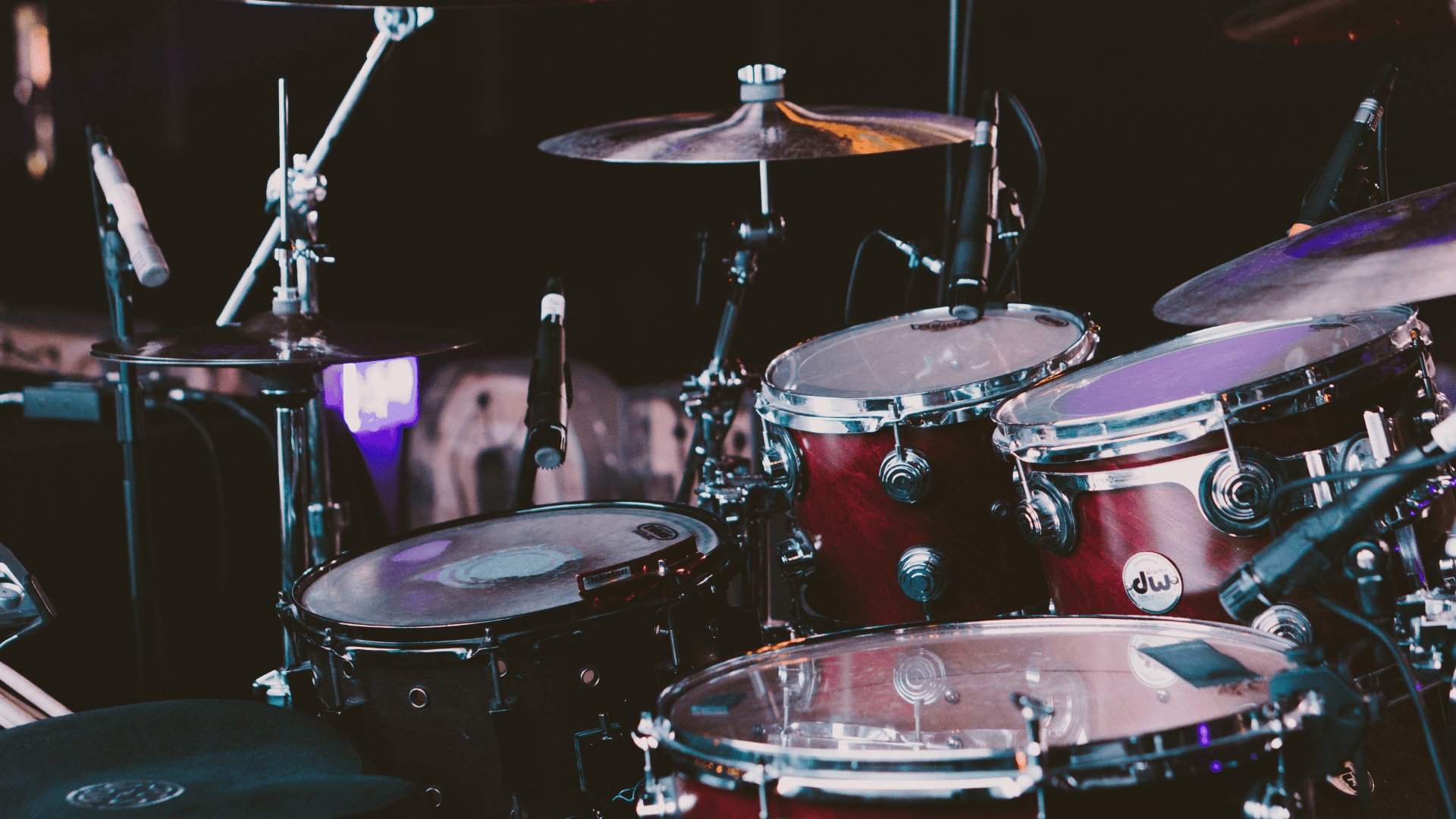 How to tune drums image of a drumset.